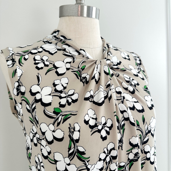 Tommy Hilfiger Sleeveless Blouse Size Small  Beige Gray Floral Twist Front NWT - Picture 3 of 8
